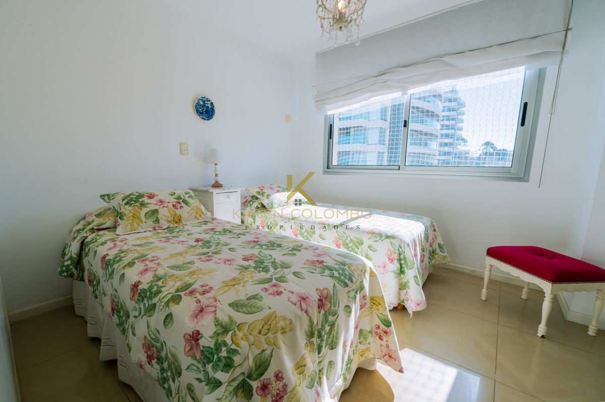 Apartamento ID.21094769 - Amplio Apartamento de 3 dormitorios + dependencia a 100 metros Del Mar
