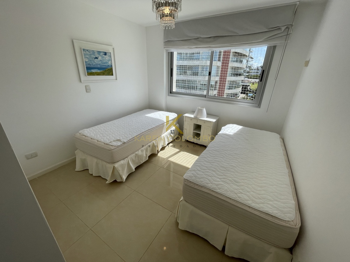 Apartamento ID.21094769 - Amplio Apartamento de 3 dormitorios + dependencia a 100 metros Del Mar