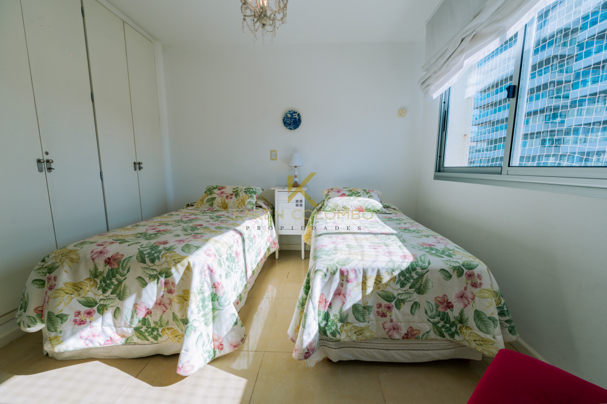 Apartamento ID.21094769 - Amplio Apartamento de 3 dormitorios + dependencia a 100 metros Del Mar