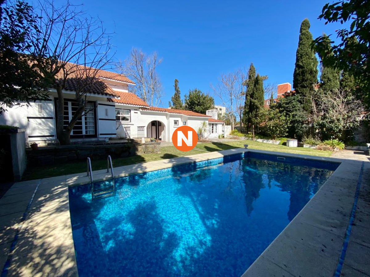 Casa Ref.220923 - En venta y alquiler, casa con gran jardín y excelente ubicación .