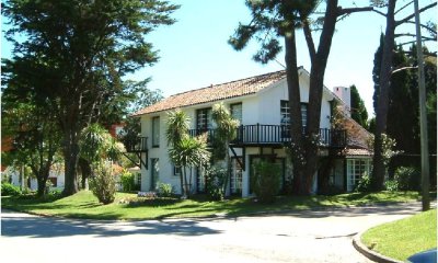 En venta y alquiler, casa con gran jardín y excelente ubicación .