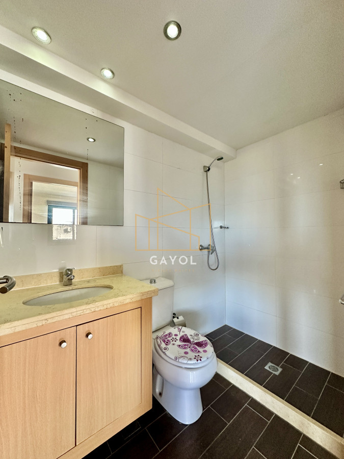 Apartamento ID.432 - Cómodo apartamento para vivienda u oficina en torre de categoría en Maldonado