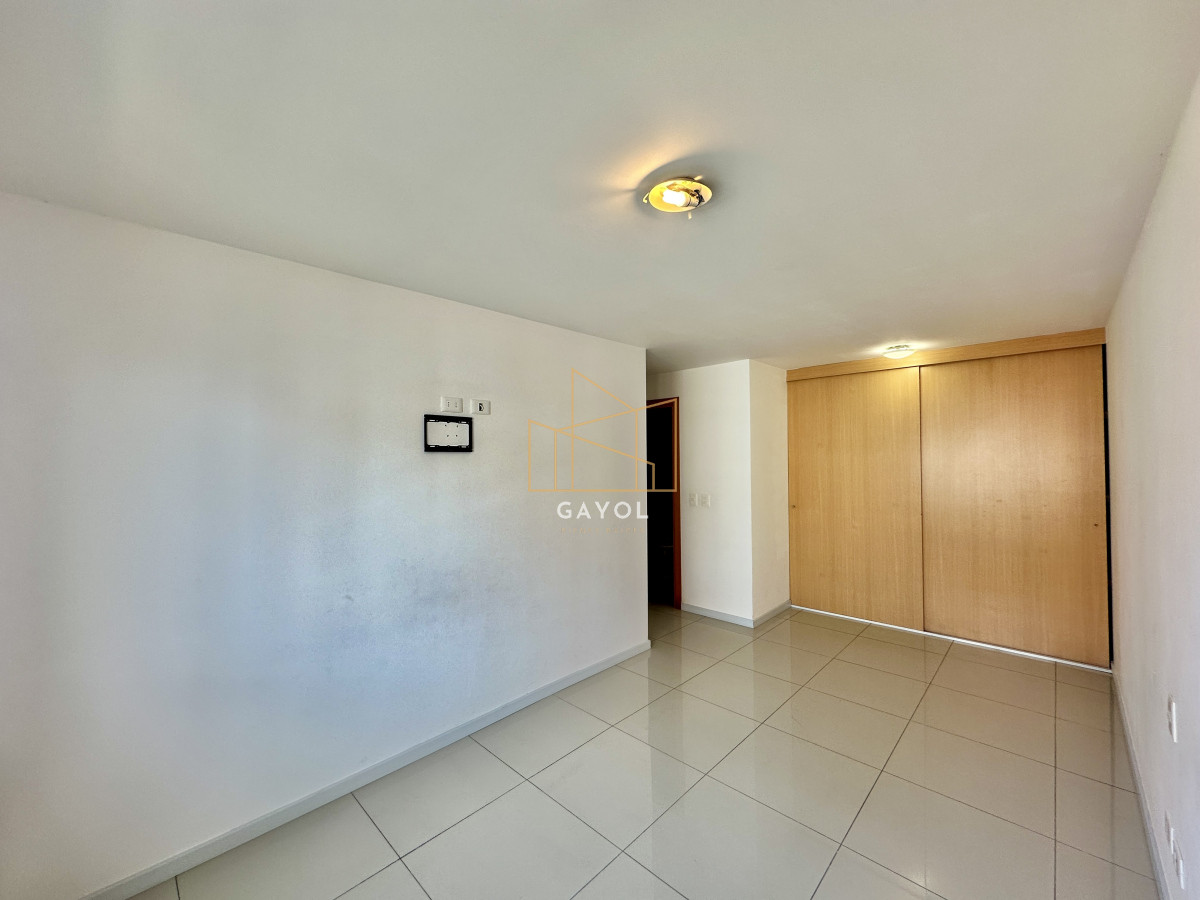Apartamento ID.432 - Cómodo apartamento para vivienda u oficina en torre de categoría en Maldonado