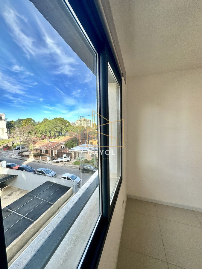 Apartamento ID.432 - Cómodo apartamento para vivienda u oficina en torre de categoría en Maldonado