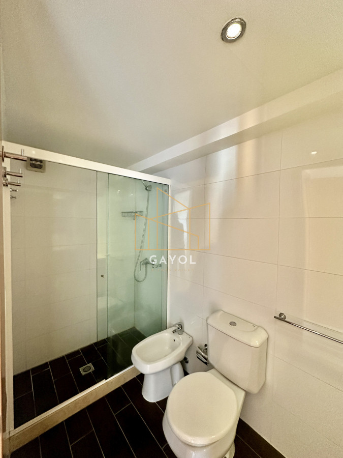 Apartamento ID.432 - Cómodo apartamento para vivienda u oficina en torre de categoría en Maldonado