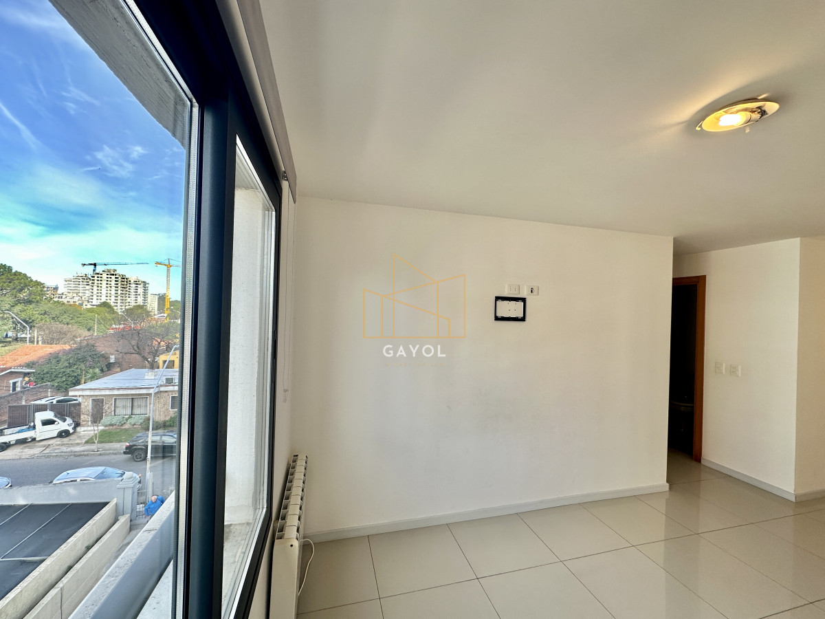 Apartamento ID.432 - Cómodo apartamento para vivienda u oficina en torre de categoría en Maldonado