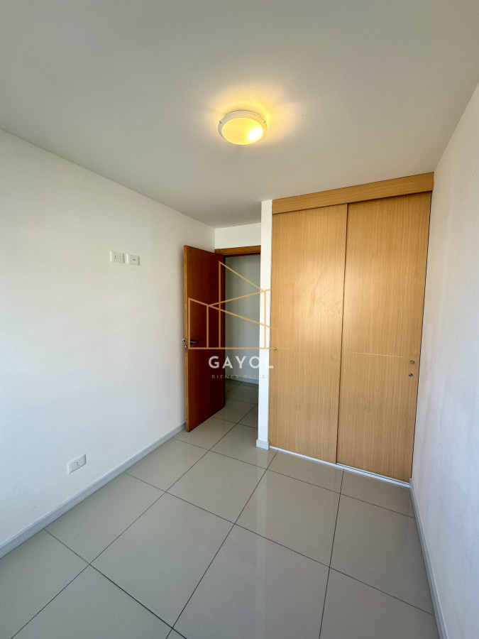 Apartamento ID.432 - Cómodo apartamento para vivienda u oficina en torre de categoría en Maldonado
