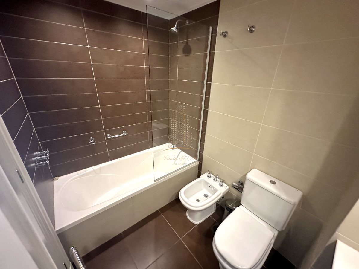 Apartamento ID.908 - Excelente apartamento en alquiler temporal en Punta del Este frente al mar 