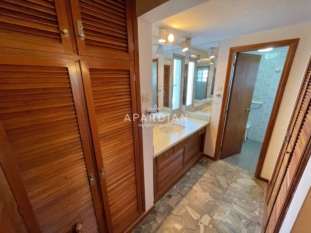 Apartamento ID.21096998 - Apartamento primera linea en venta, 3 dormitorios y dependencia en edificio icónico, con vista despejada a la isla y excelentes amenities