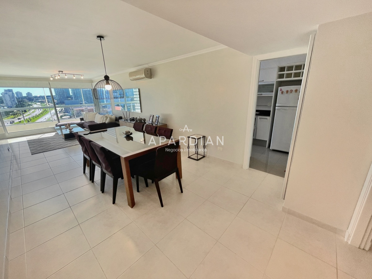 Apartamento ID.21098348 - Amplio apartamento en venta, 3 dormitorios y dependencia, terraza con parrillero cerrada, excelentes amenities, zona Conrad a metros de playa mansa