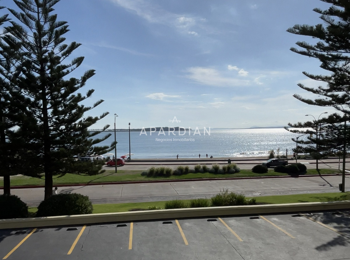 Apartamento ID.21096998 - Apartamento primera linea en venta, 3 dormitorios y dependencia en edificio icónico, con vista despejada a la isla y excelentes amenities