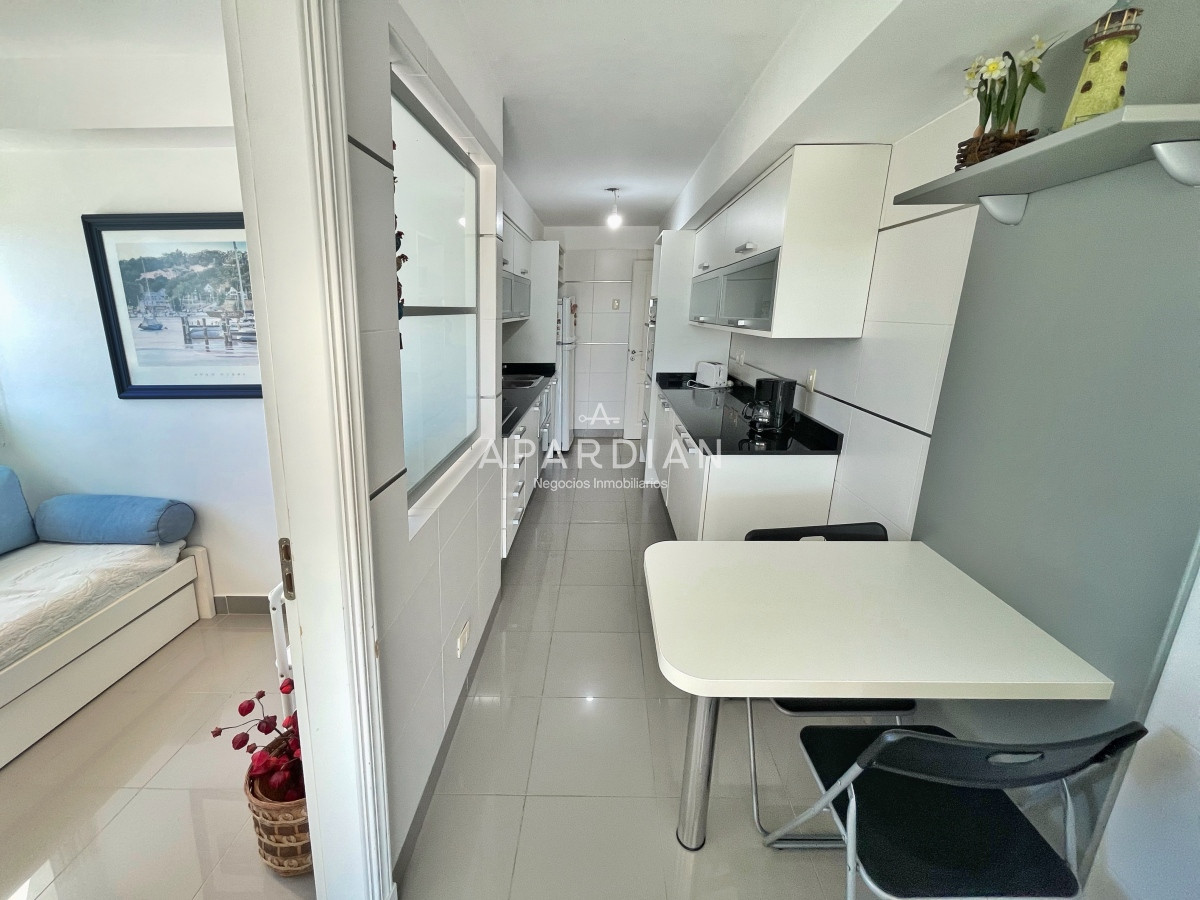 Apartamento ID.21098348 - Amplio apartamento en venta, 3 dormitorios y dependencia, terraza con parrillero cerrada, excelentes amenities, zona Conrad a metros de playa mansa