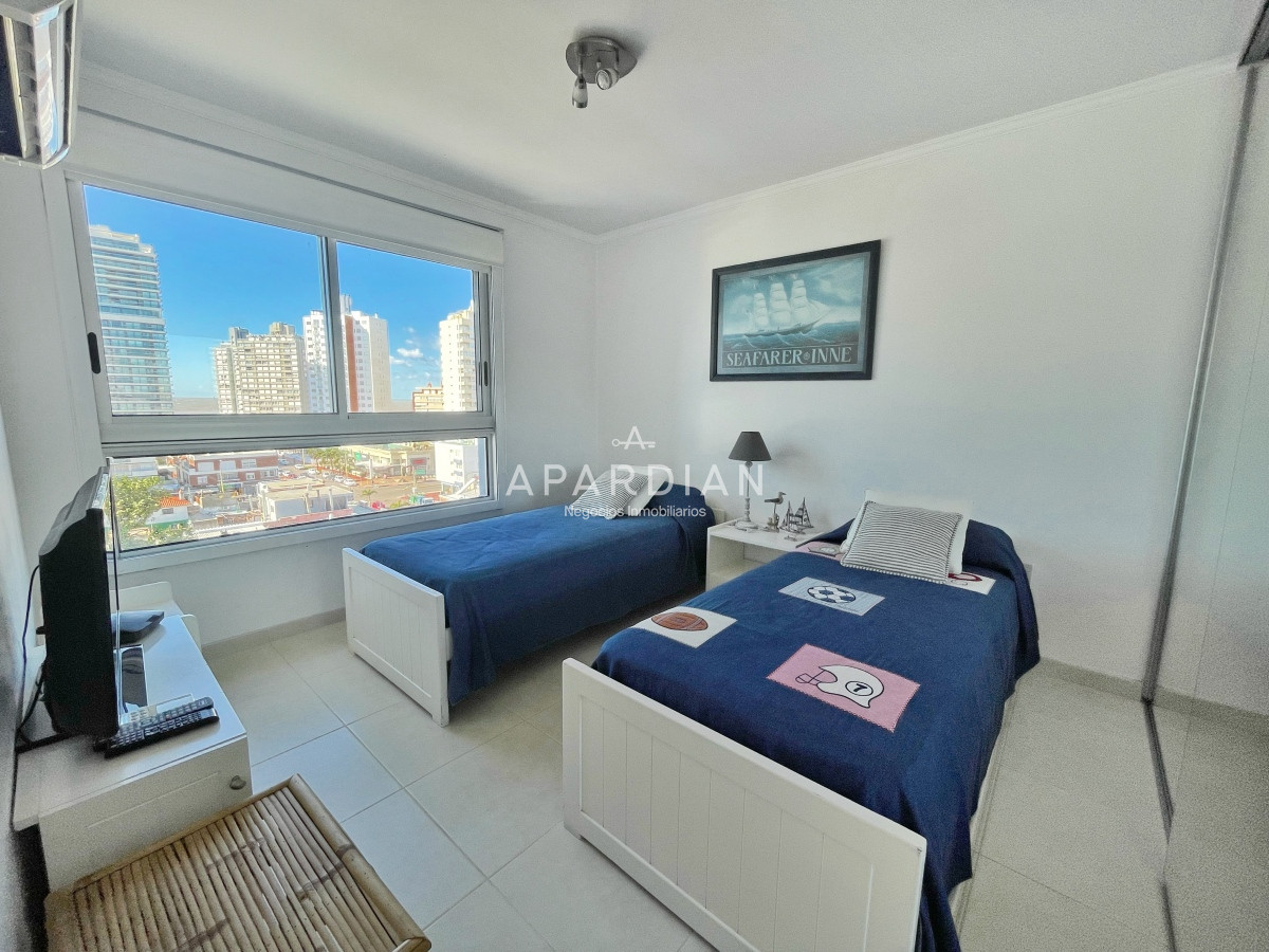 Apartamento ID.21098348 - Amplio apartamento en venta, 3 dormitorios y dependencia, terraza con parrillero cerrada, excelentes amenities, zona Conrad a metros de playa mansa