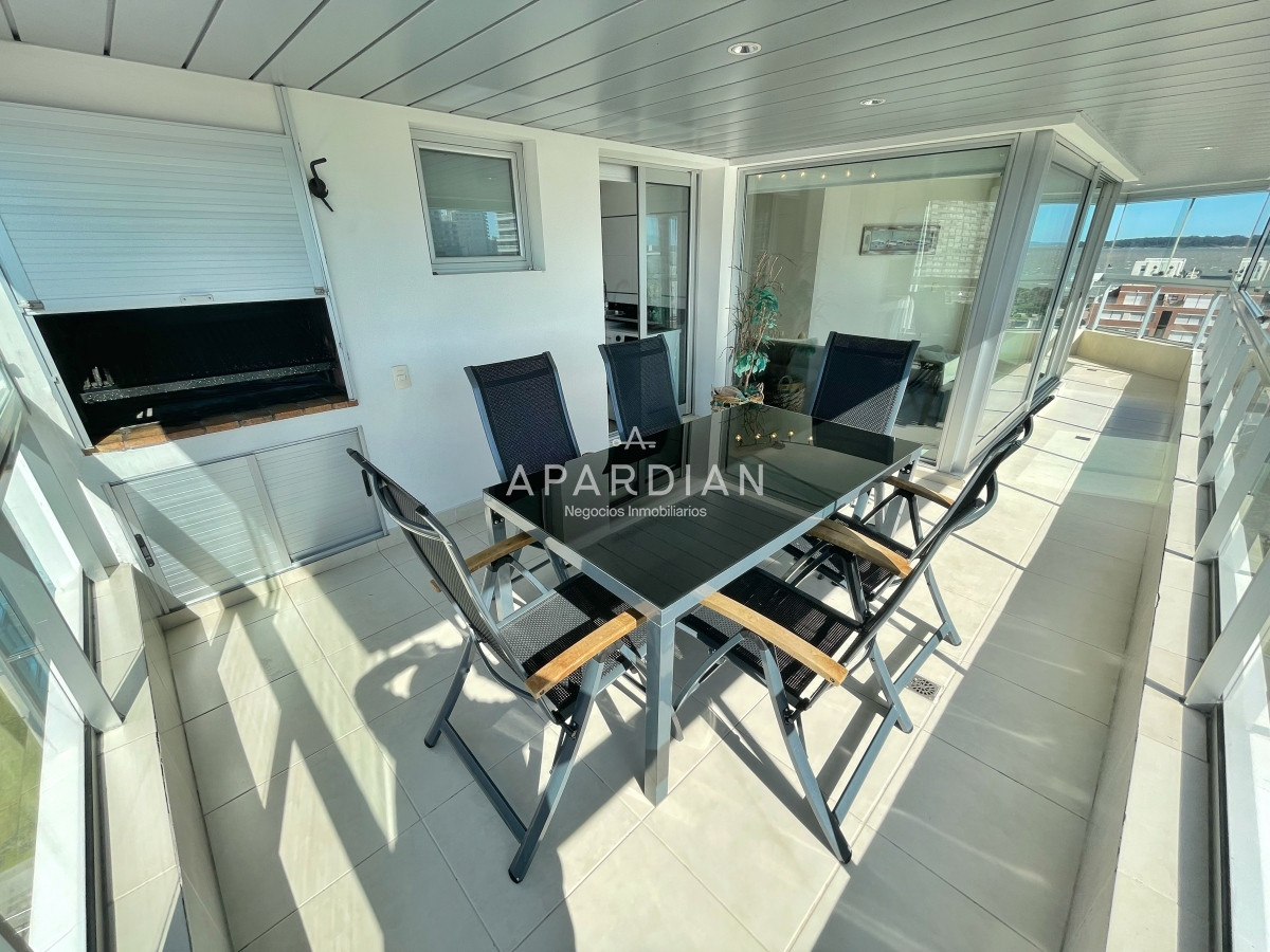 Apartamento ID.21098348 - Amplio apartamento en venta, 3 dormitorios y dependencia, terraza con parrillero cerrada, excelentes amenities, zona Conrad a metros de playa mansa