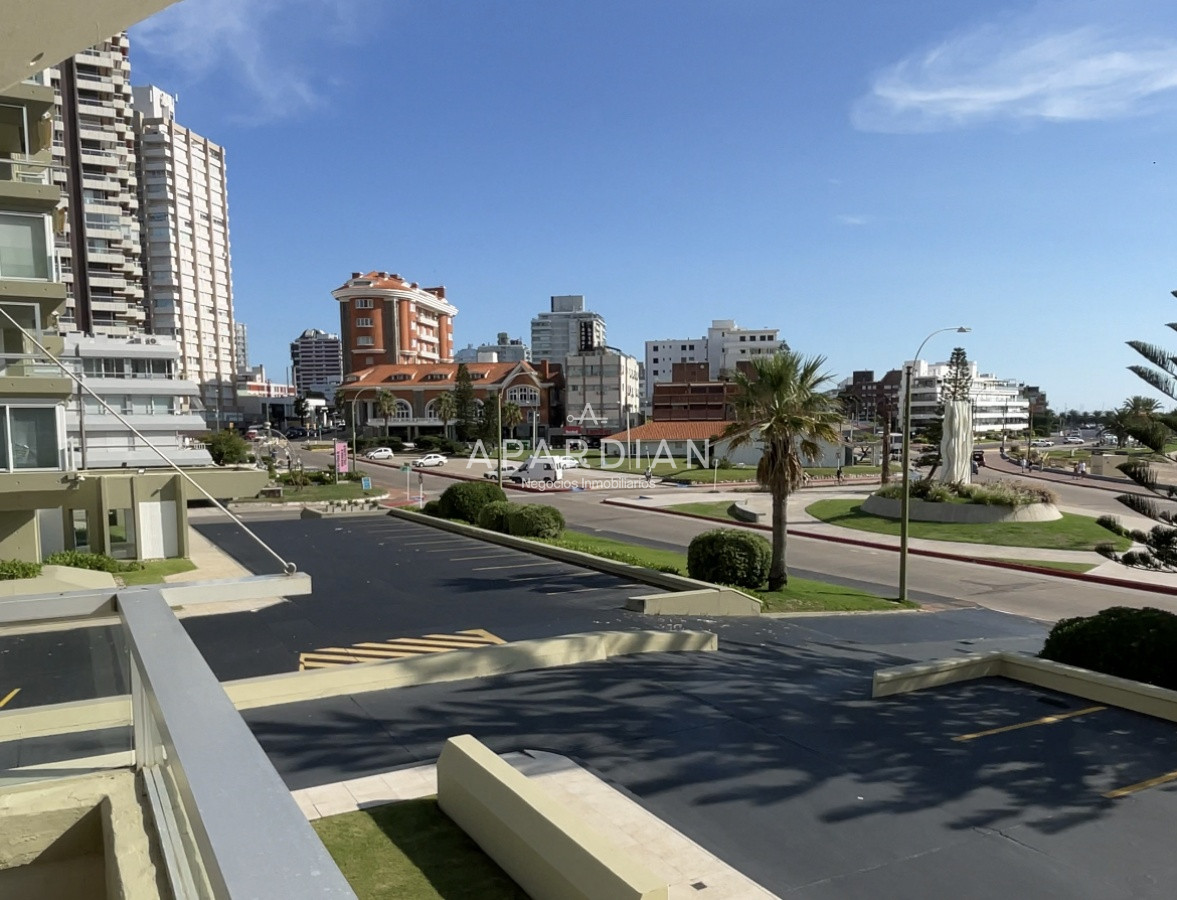 Apartamento ID.21096998 - Apartamento primera linea en venta, 3 dormitorios y dependencia en edificio icónico, con vista despejada a la isla y excelentes amenities
