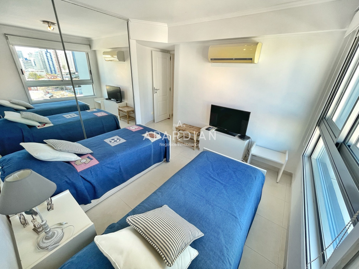 Apartamento ID.21098348 - Amplio apartamento en venta, 3 dormitorios y dependencia, terraza con parrillero cerrada, excelentes amenities, zona Conrad a metros de playa mansa