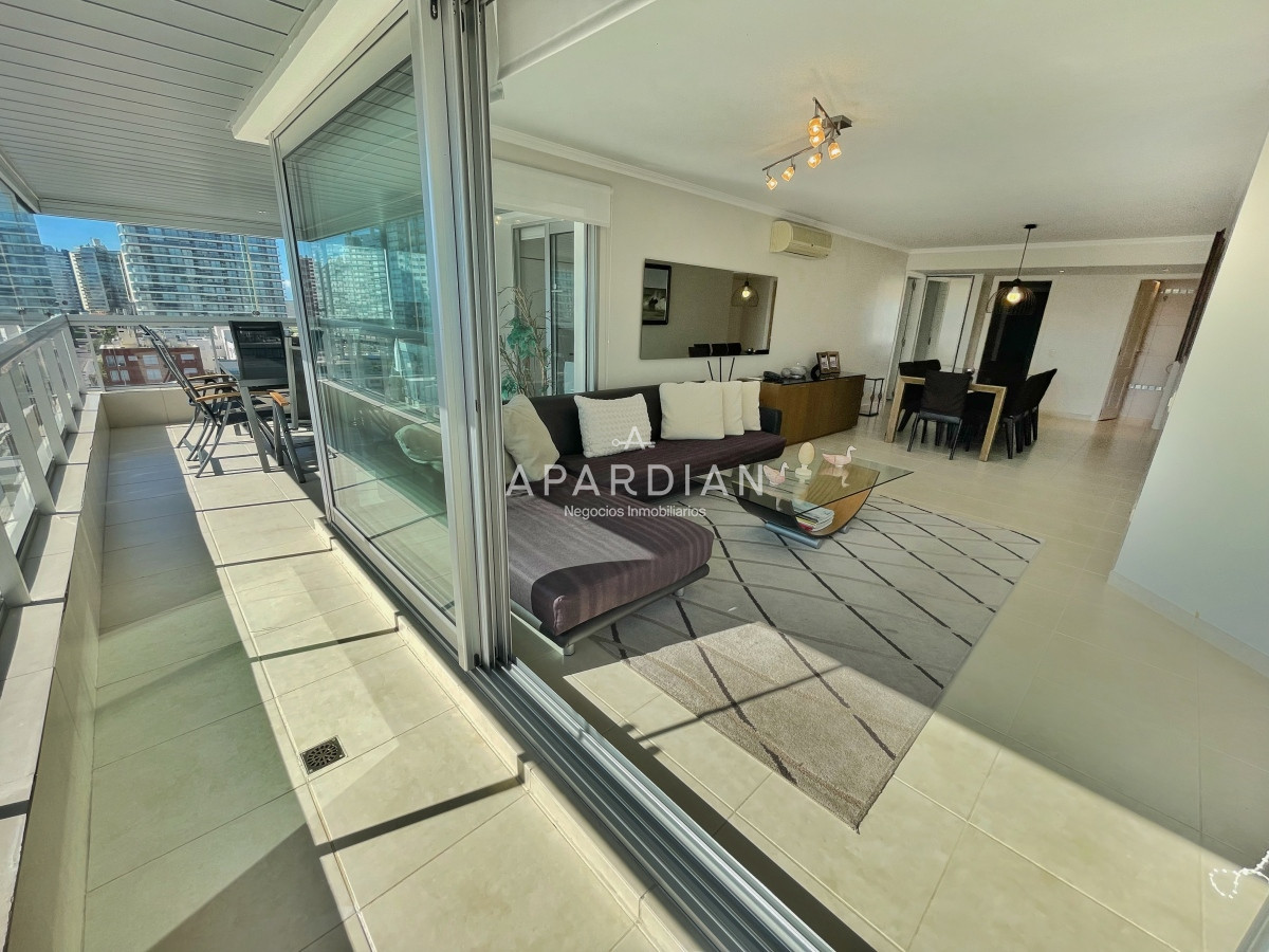 Apartamento ID.21098348 - Amplio apartamento en venta, 3 dormitorios y dependencia, terraza con parrillero cerrada, excelentes amenities, zona Conrad a metros de playa mansa