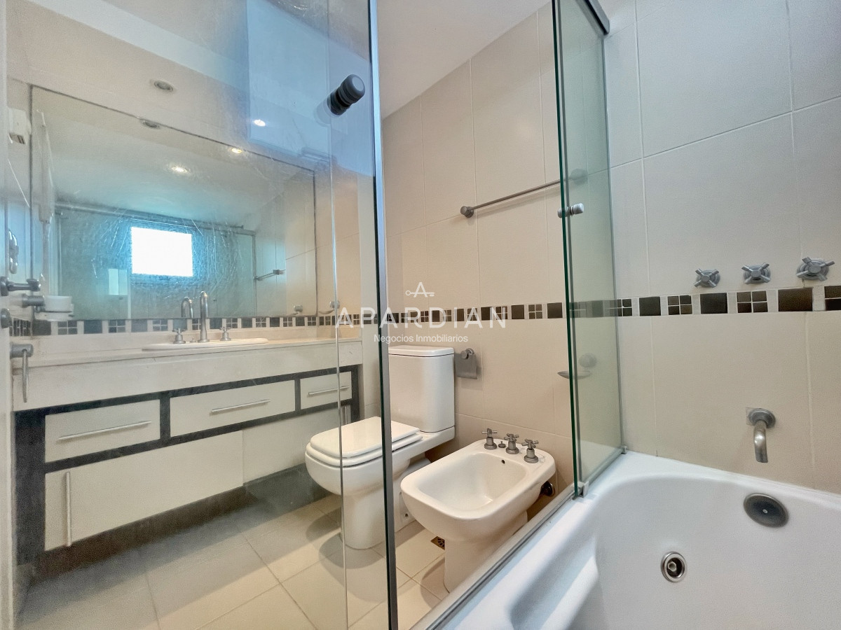 Apartamento ID.21098348 - Amplio apartamento en venta, 3 dormitorios y dependencia, terraza con parrillero cerrada, excelentes amenities, zona Conrad a metros de playa mansa