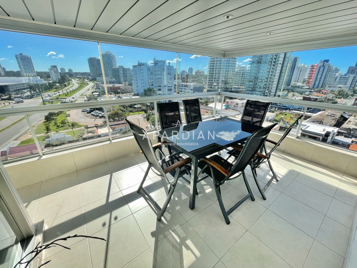 Apartamento ID.21098348 - Amplio apartamento en venta, 3 dormitorios y dependencia, terraza con parrillero cerrada, excelentes amenities, zona Conrad a metros de playa mansa