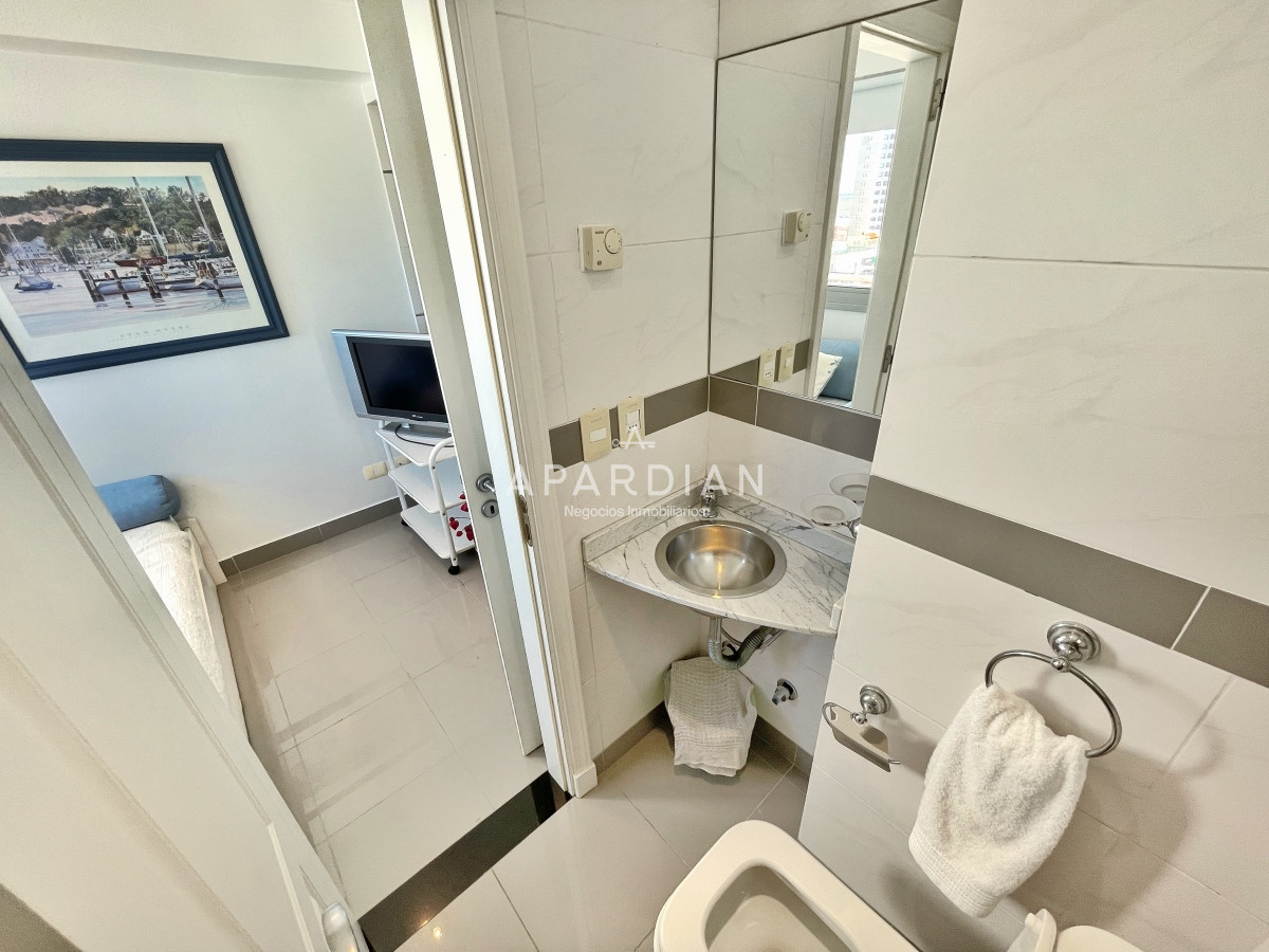 Apartamento ID.21098348 - Amplio apartamento en venta, 3 dormitorios y dependencia, terraza con parrillero cerrada, excelentes amenities, zona Conrad a metros de playa mansa