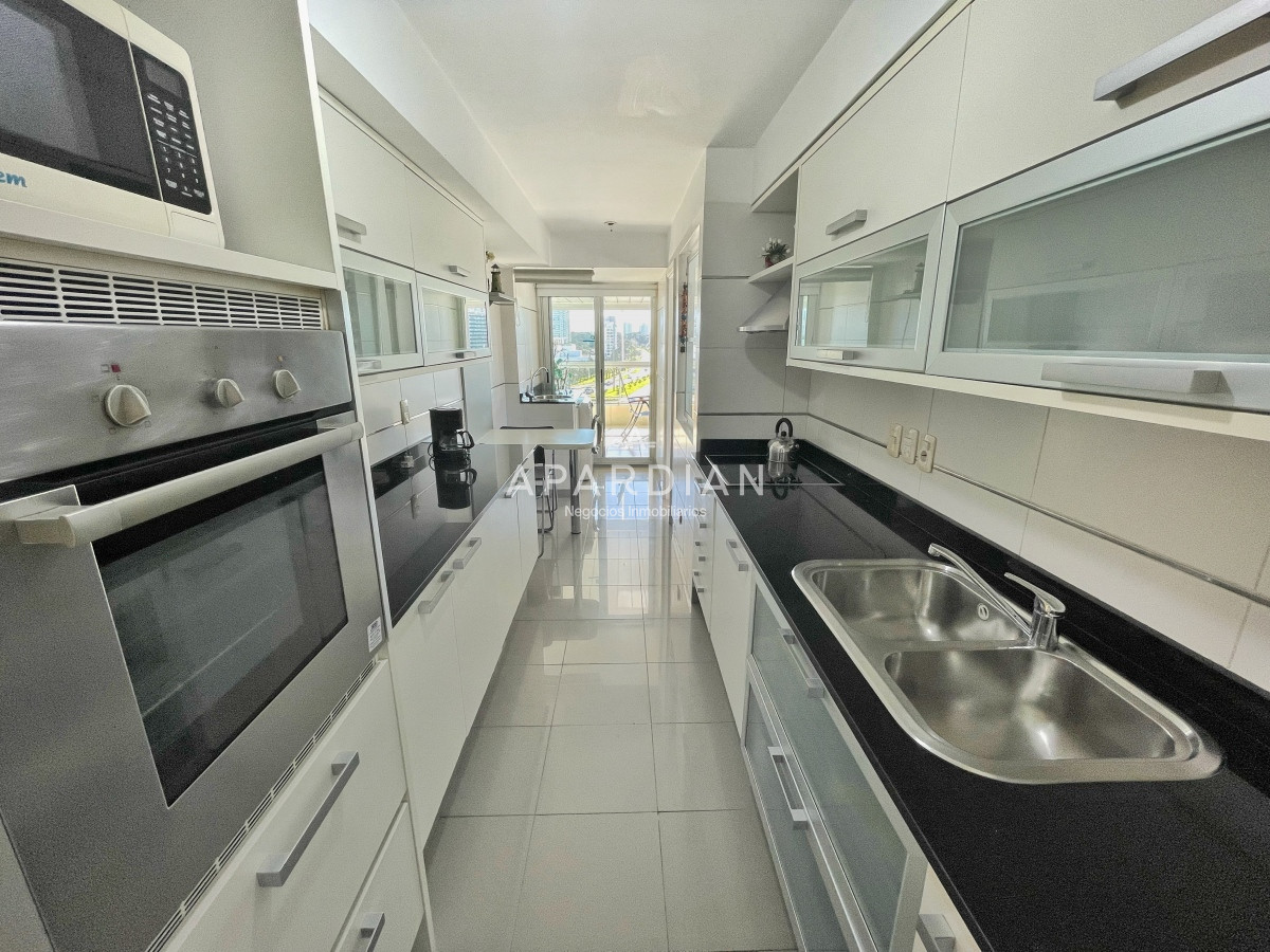 Apartamento ID.21098348 - Amplio apartamento en venta, 3 dormitorios y dependencia, terraza con parrillero cerrada, excelentes amenities, zona Conrad a metros de playa mansa