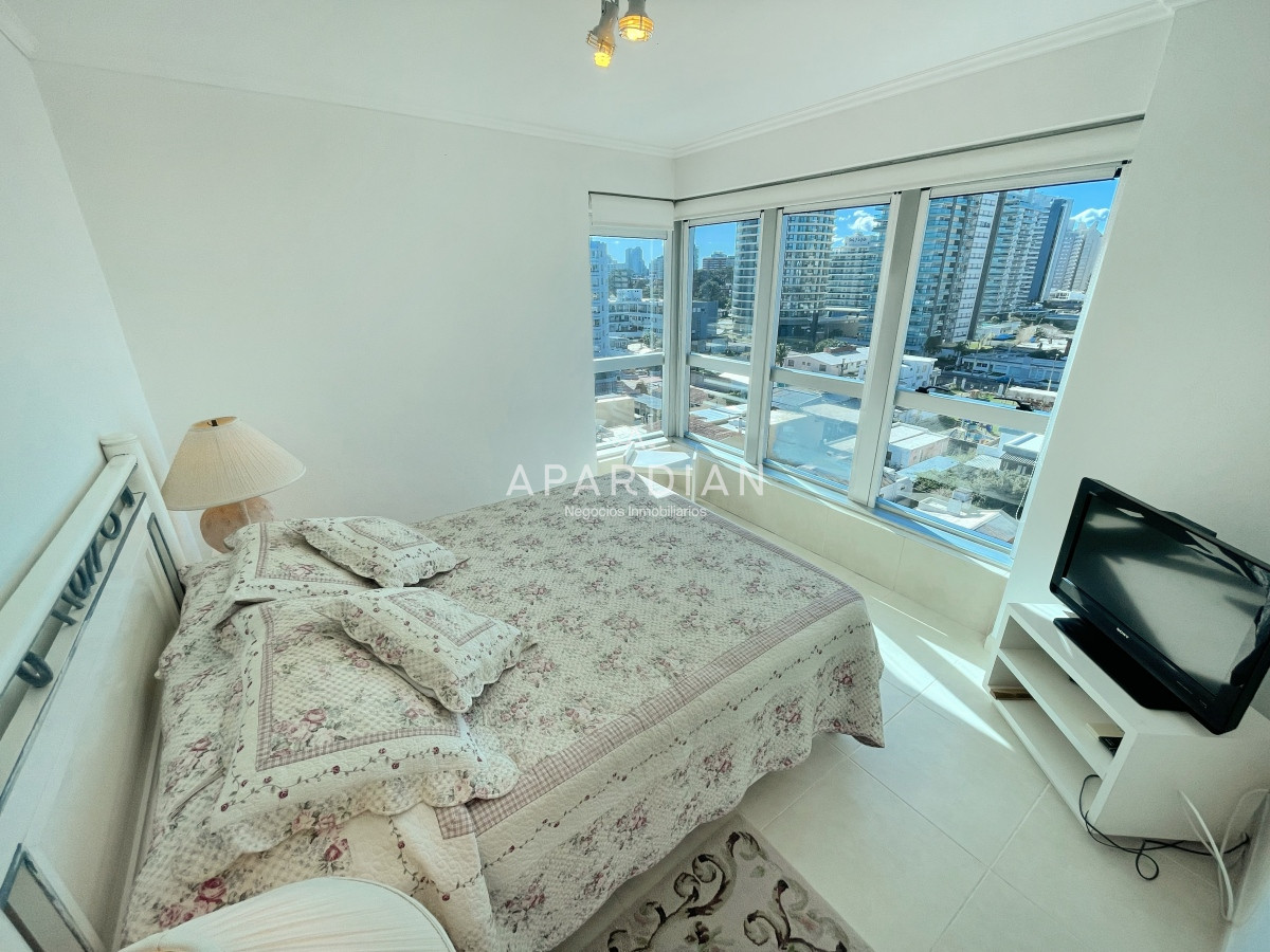 Apartamento ID.21098348 - Amplio apartamento en venta, 3 dormitorios y dependencia, terraza con parrillero cerrada, excelentes amenities, zona Conrad a metros de playa mansa
