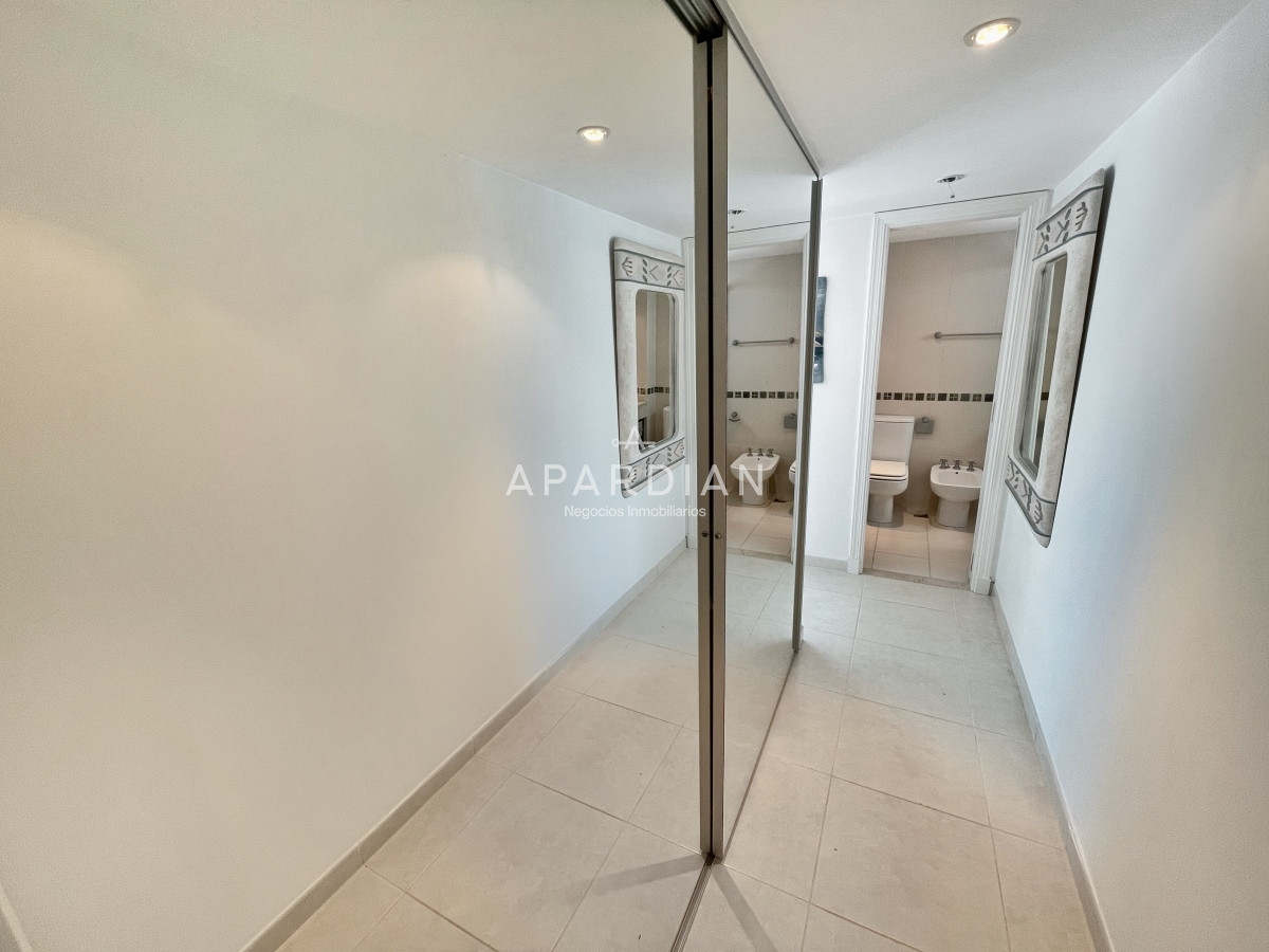 Apartamento ID.21098348 - Amplio apartamento en venta, 3 dormitorios y dependencia, terraza con parrillero cerrada, excelentes amenities, zona Conrad a metros de playa mansa