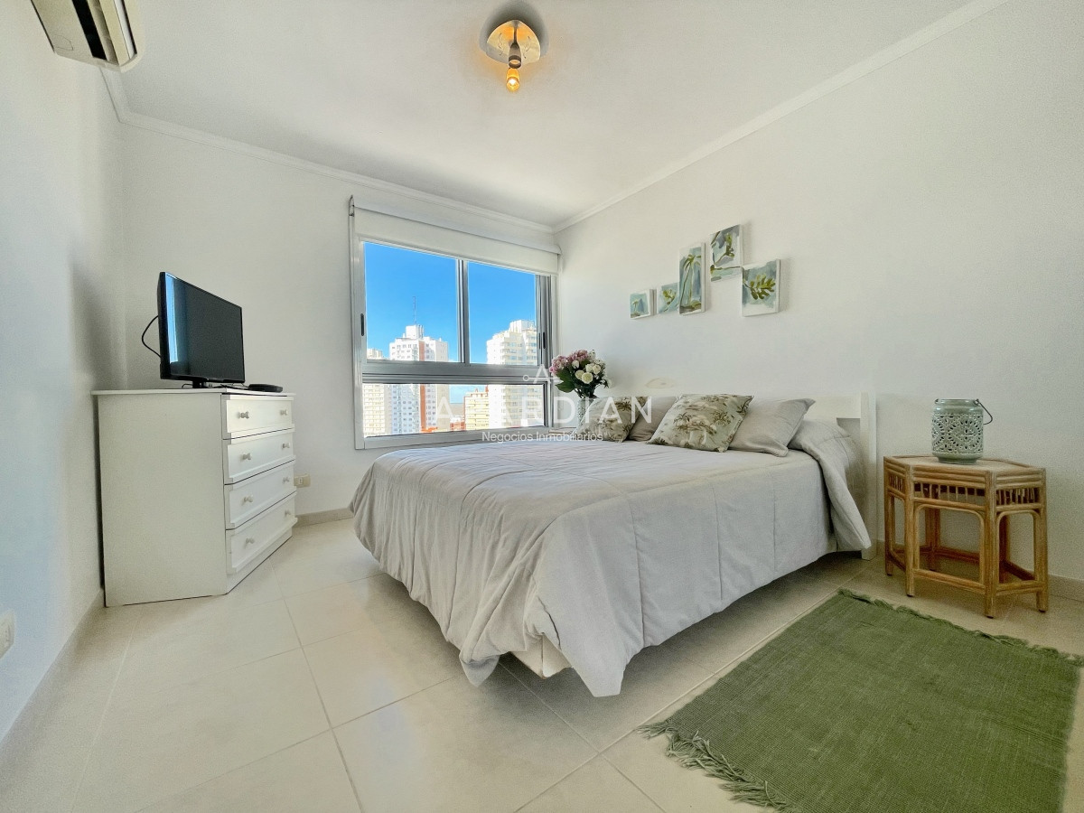 Apartamento ID.21098348 - Amplio apartamento en venta, 3 dormitorios y dependencia, terraza con parrillero cerrada, excelentes amenities, zona Conrad a metros de playa mansa
