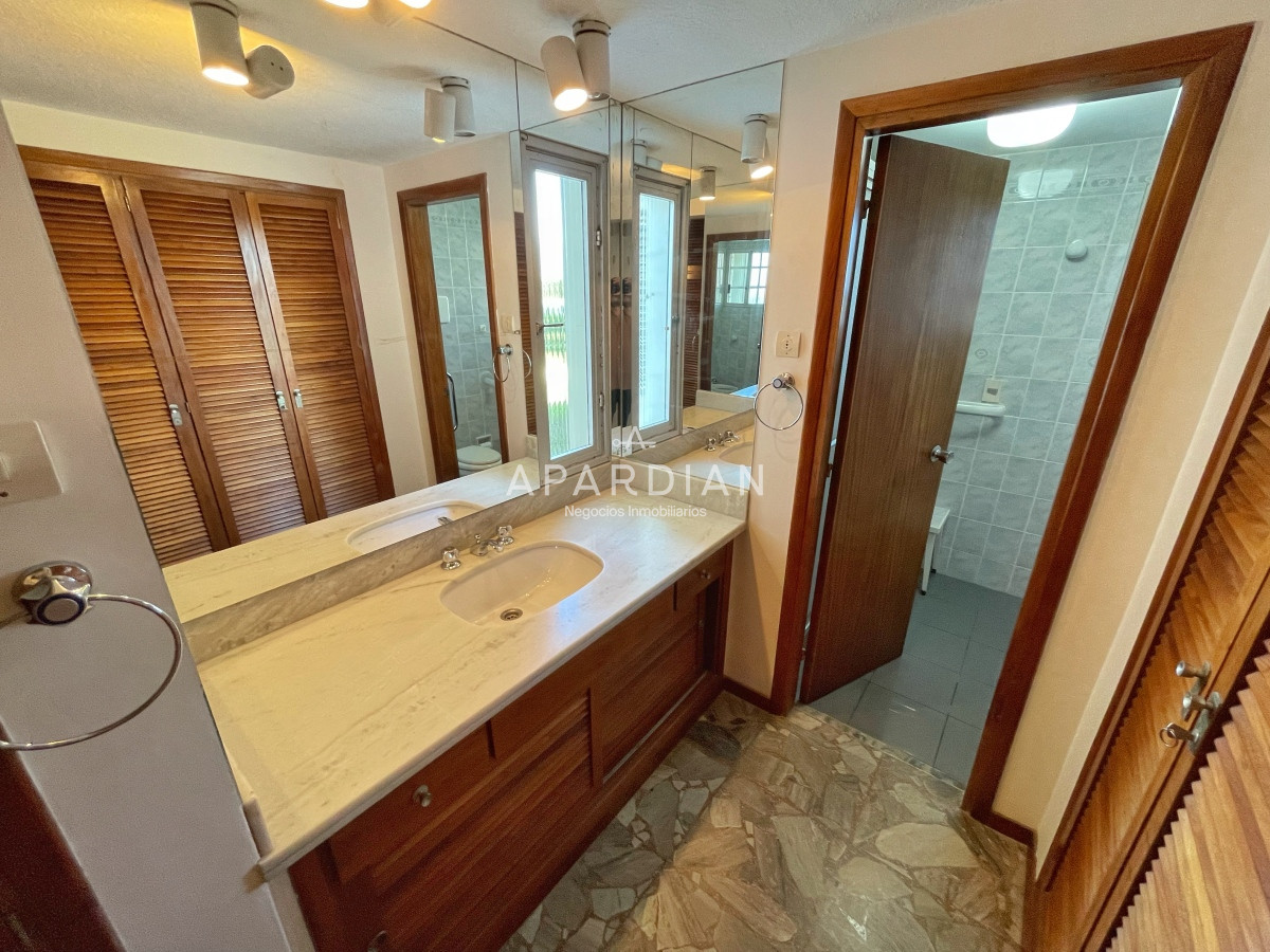 Apartamento ID.21096998 - Apartamento primera linea en venta, 3 dormitorios y dependencia en edificio icónico, con vista despejada a la isla y excelentes amenities
