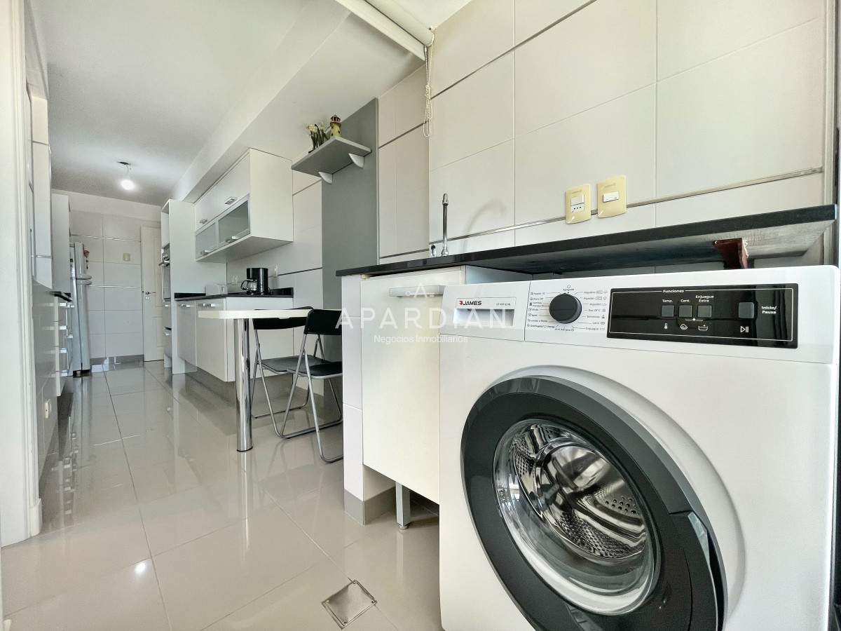 Apartamento ID.21098348 - Amplio apartamento en venta, 3 dormitorios y dependencia, terraza con parrillero cerrada, excelentes amenities, zona Conrad a metros de playa mansa
