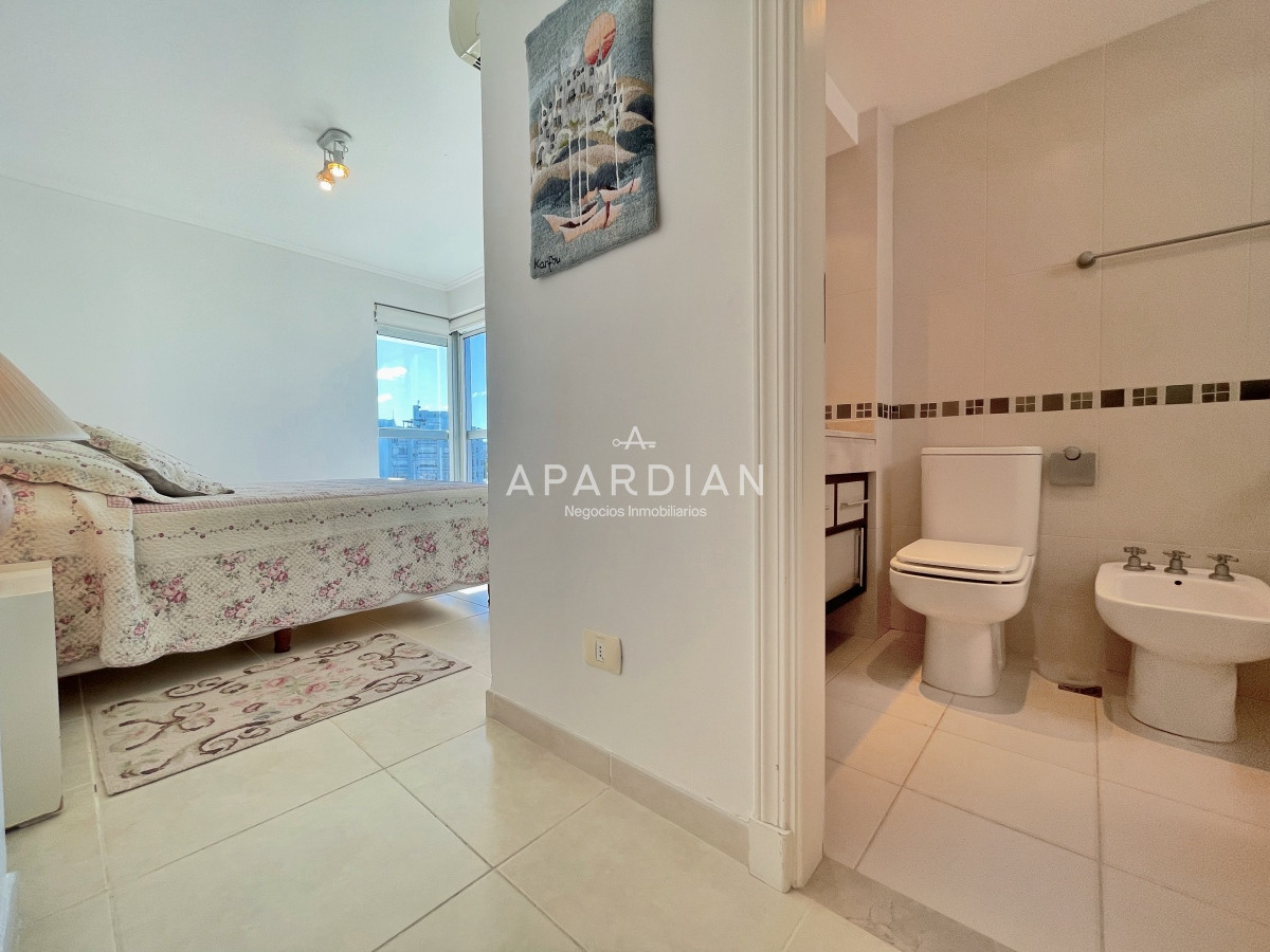Apartamento ID.21098348 - Amplio apartamento en venta, 3 dormitorios y dependencia, terraza con parrillero cerrada, excelentes amenities, zona Conrad a metros de playa mansa