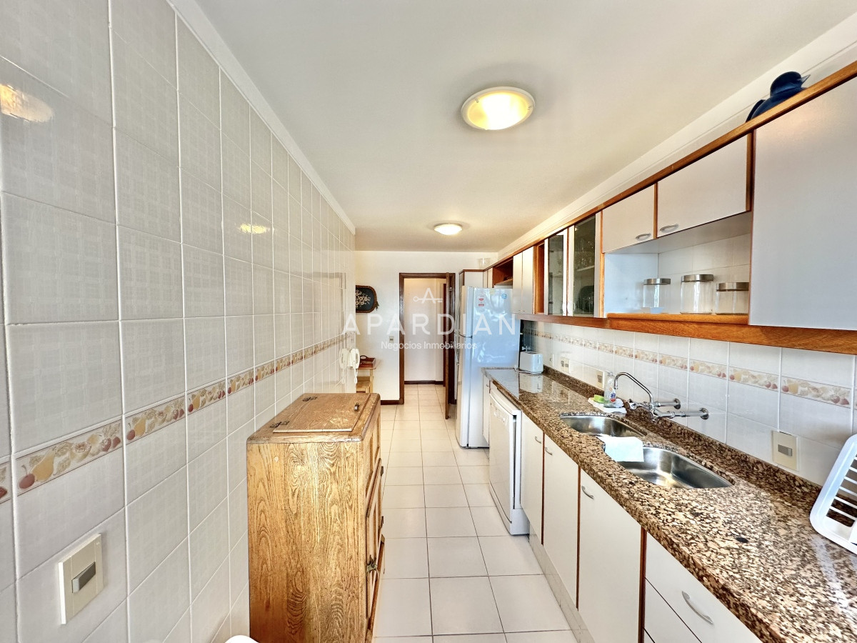 Apartamento ID.21096931 - Amplia planta a pasos del mar en Playa Brava