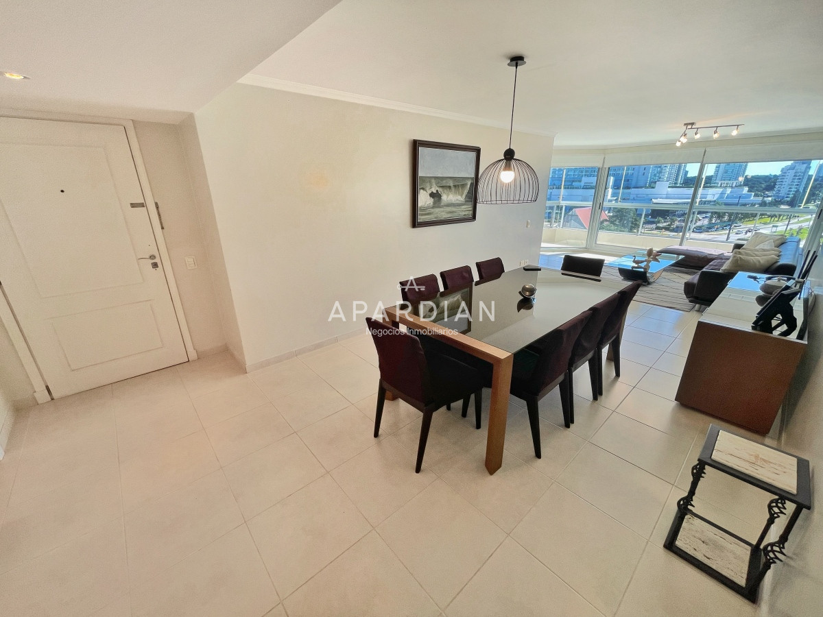 Apartamento ID.21098348 - Amplio apartamento en venta, 3 dormitorios y dependencia, terraza con parrillero cerrada, excelentes amenities, zona Conrad a metros de playa mansa