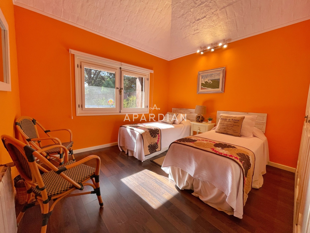 Casa ID.21097612 - Amplia casa con piscina y parrillero, 3 dormitorios y dependencia, predio cerrado, mucama