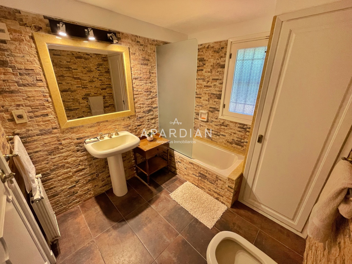 Casa ID.21097612 - Amplia casa con piscina y parrillero, 3 dormitorios y dependencia, predio cerrado, mucama