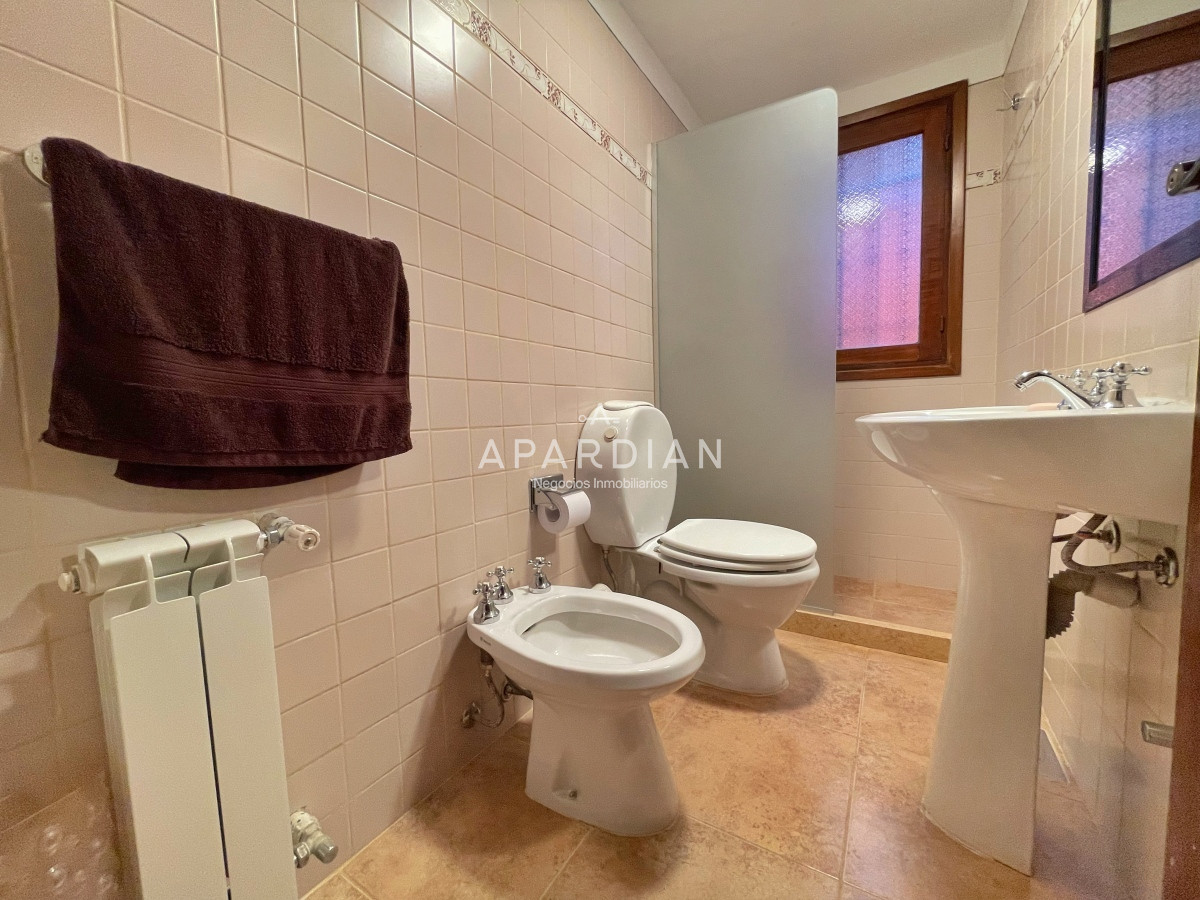 Casa ID.21097612 - Amplia casa con piscina y parrillero, 3 dormitorios y dependencia, predio cerrado, mucama