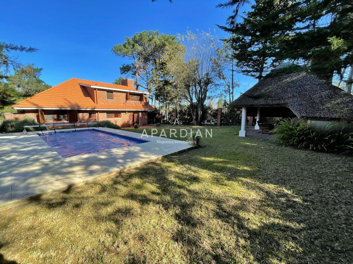 Casa ID.21097612 - Amplia casa con piscina y parrillero, 3 dormitorios y dependencia, predio cerrado, mucama