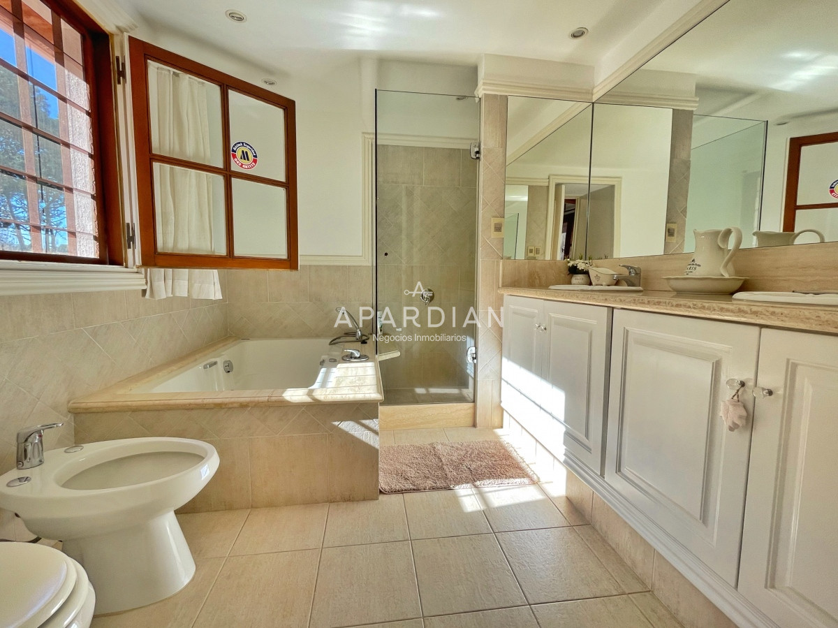 Casa ID.21097612 - Amplia casa con piscina y parrillero, 3 dormitorios y dependencia, predio cerrado, mucama