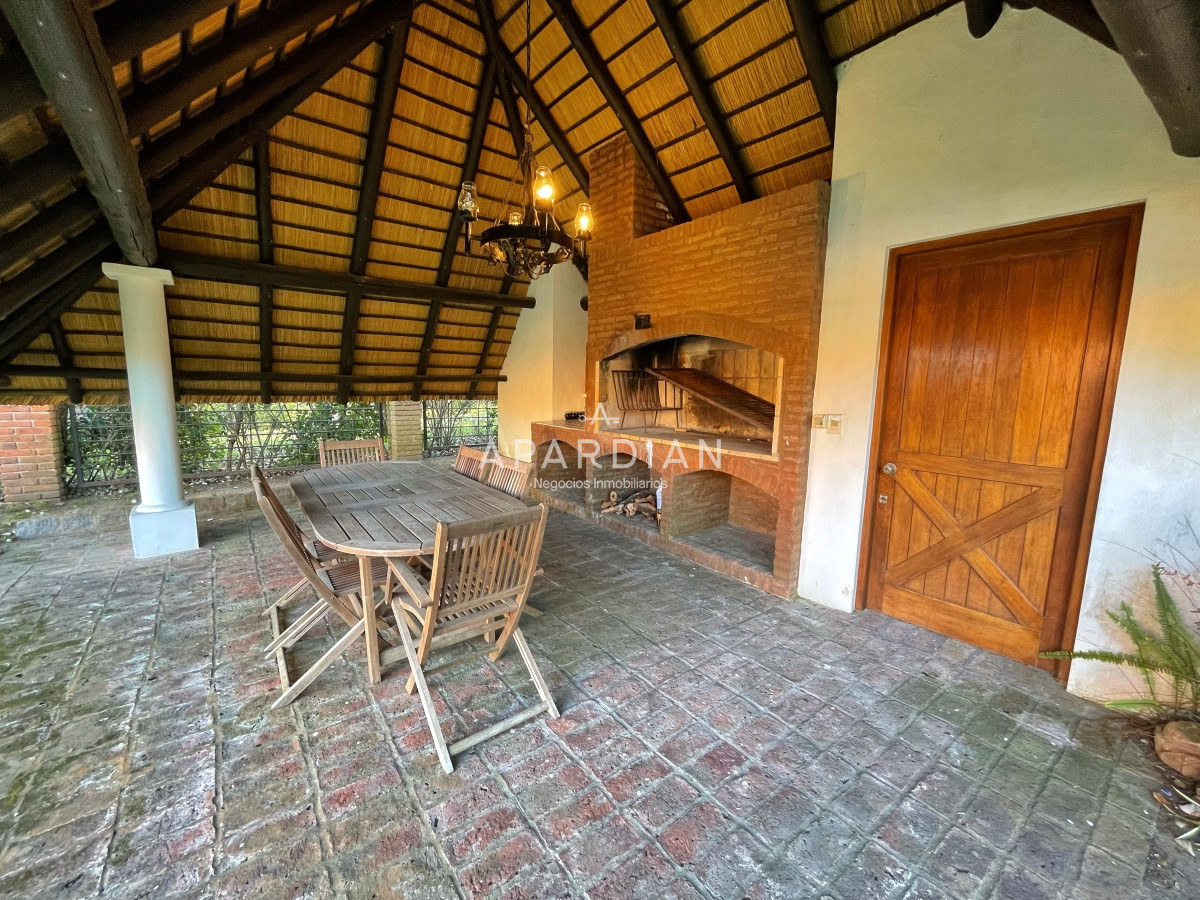 Casa ID.21097612 - Amplia casa con piscina y parrillero, 3 dormitorios y dependencia, predio cerrado, mucama