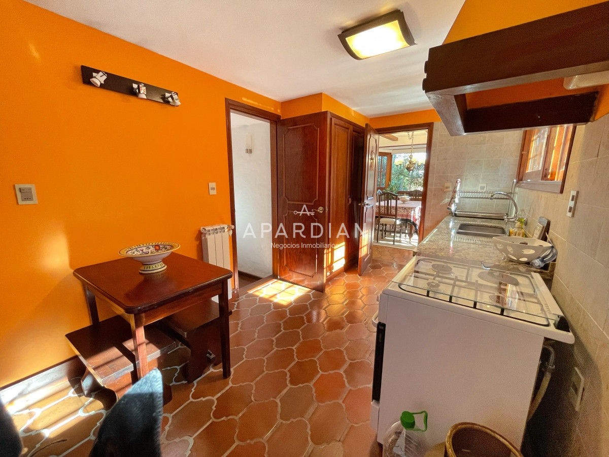 Casa ID.21097612 - Amplia casa con piscina y parrillero, 3 dormitorios y dependencia, predio cerrado, mucama