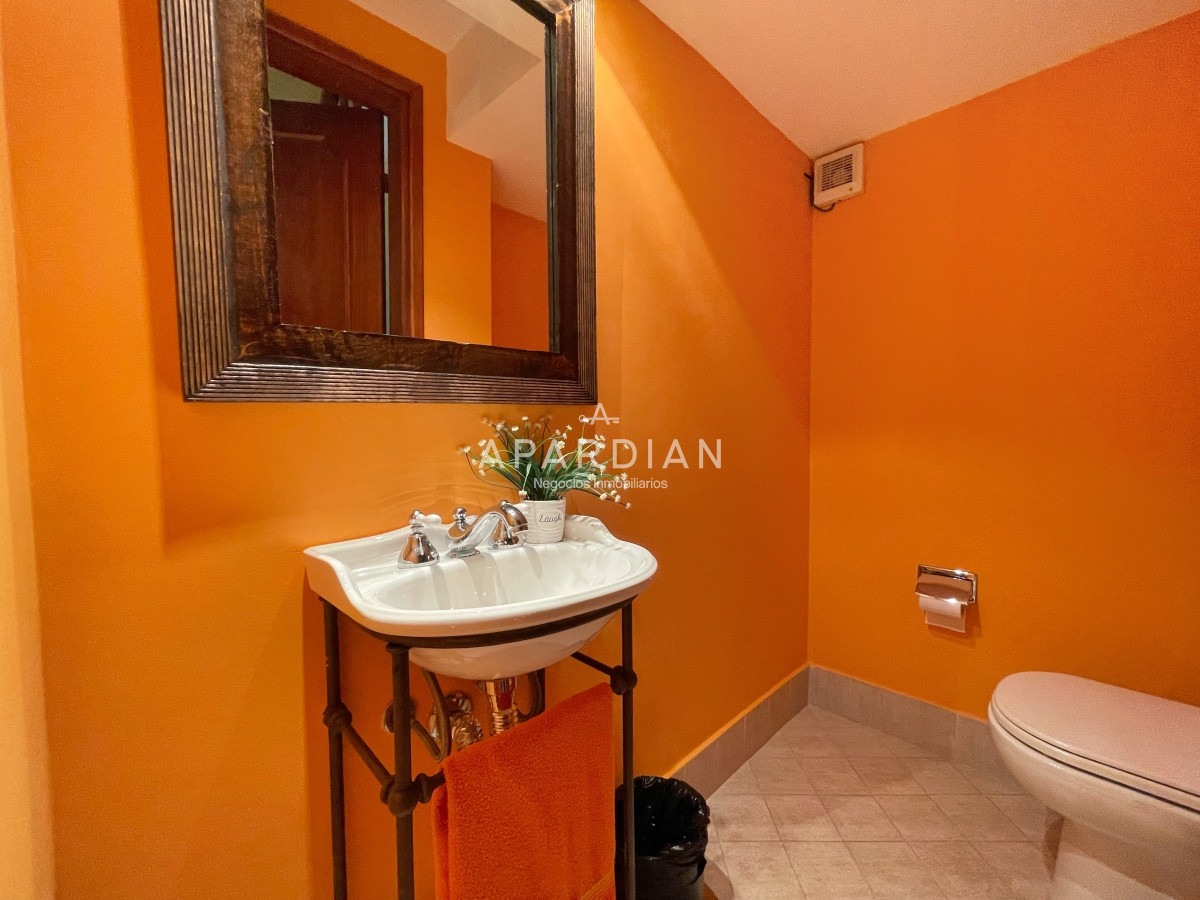 Casa ID.21097612 - Amplia casa con piscina y parrillero, 3 dormitorios y dependencia, predio cerrado, mucama
