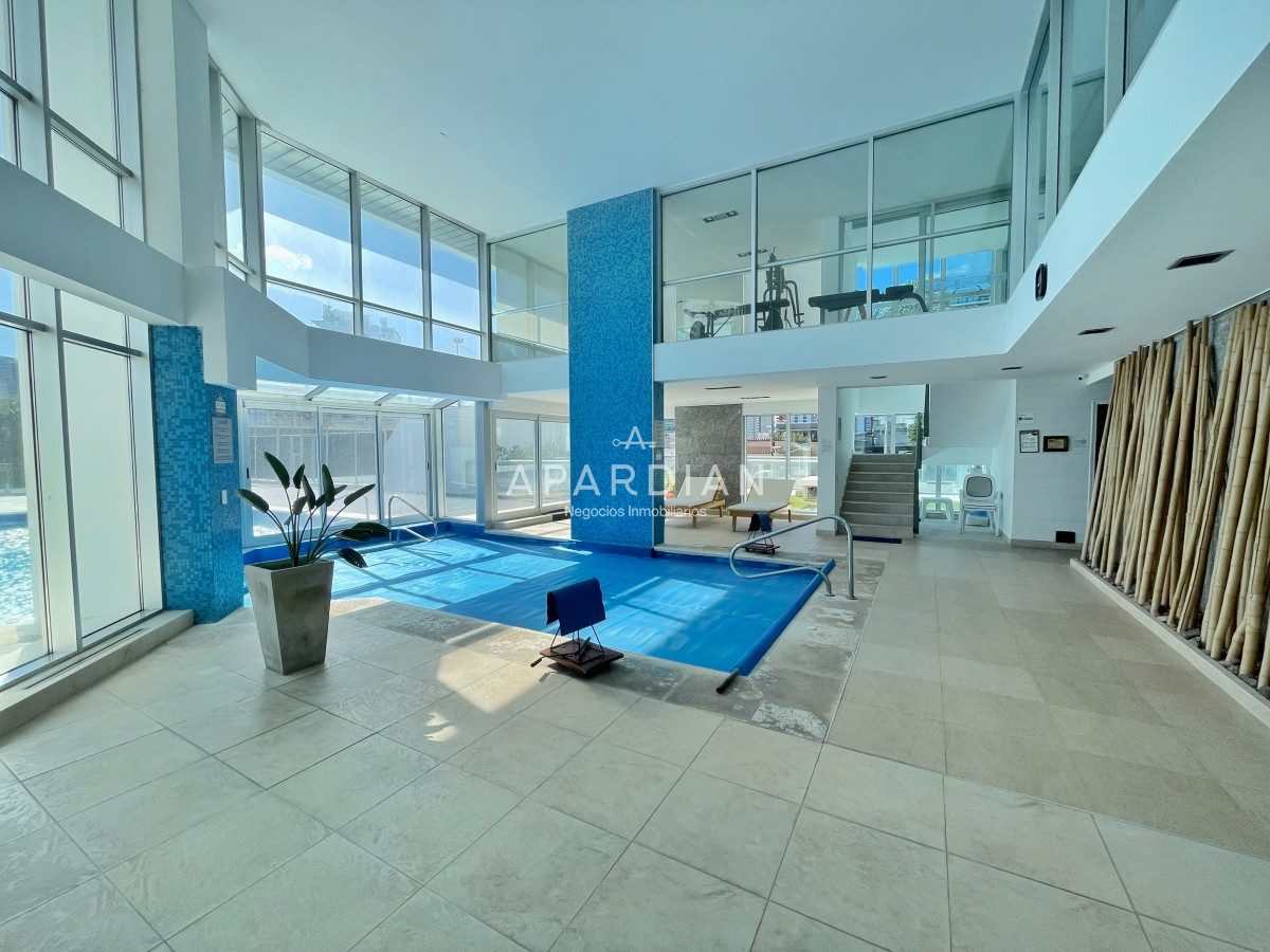 Apartamento ID.21098348 - Amplio apartamento en venta, 3 dormitorios y dependencia, terraza con parrillero cerrada, excelentes amenities, zona Conrad a metros de playa mansa