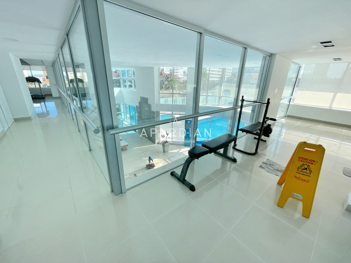 Apartamento ID.21098348 - Amplio apartamento en venta, 3 dormitorios y dependencia, terraza con parrillero cerrada, excelentes amenities, zona Conrad a metros de playa mansa