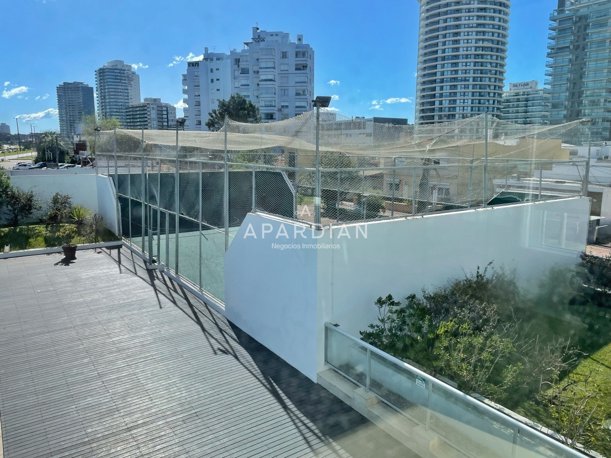 Apartamento ID.21098348 - Amplio apartamento en venta, 3 dormitorios y dependencia, terraza con parrillero cerrada, excelentes amenities, zona Conrad a metros de playa mansa