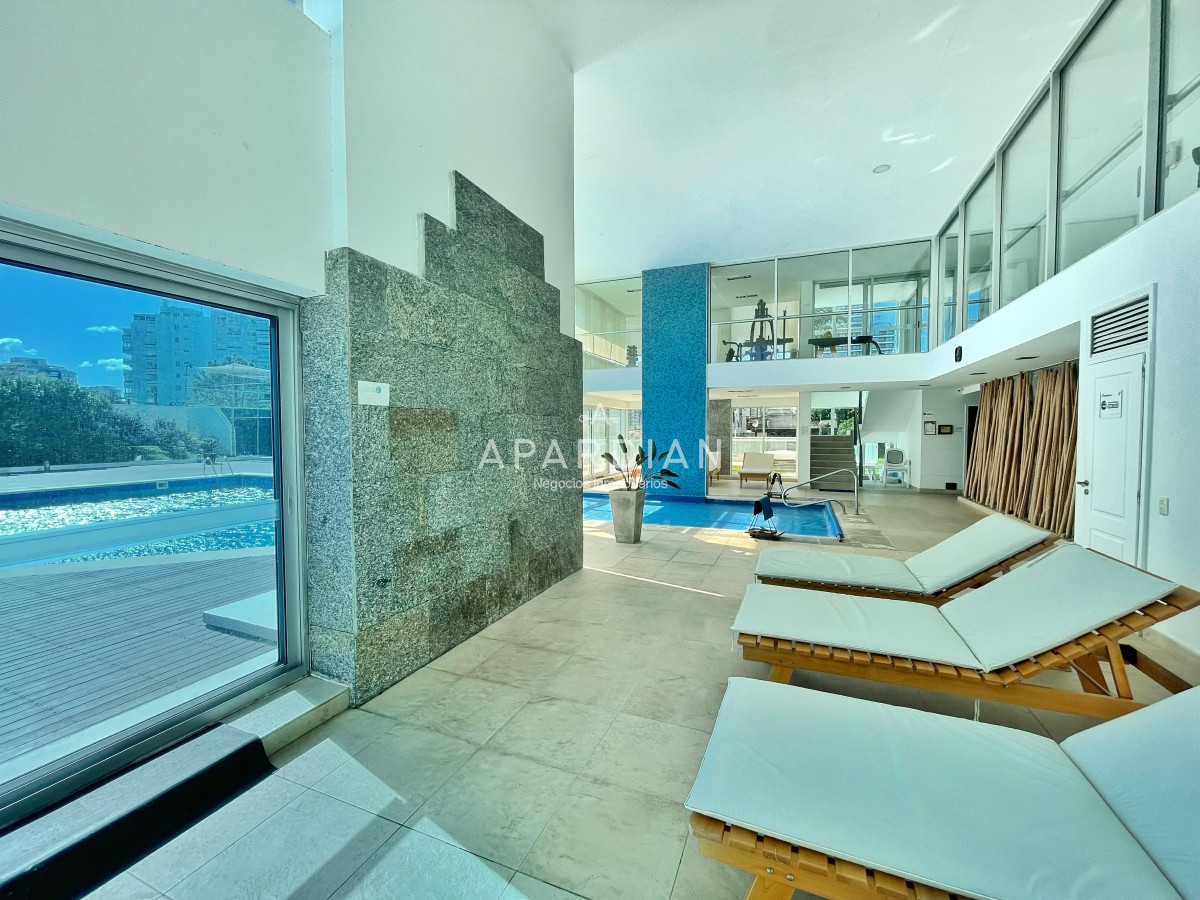 Apartamento ID.21098348 - Amplio apartamento en venta, 3 dormitorios y dependencia, terraza con parrillero cerrada, excelentes amenities, zona Conrad a metros de playa mansa