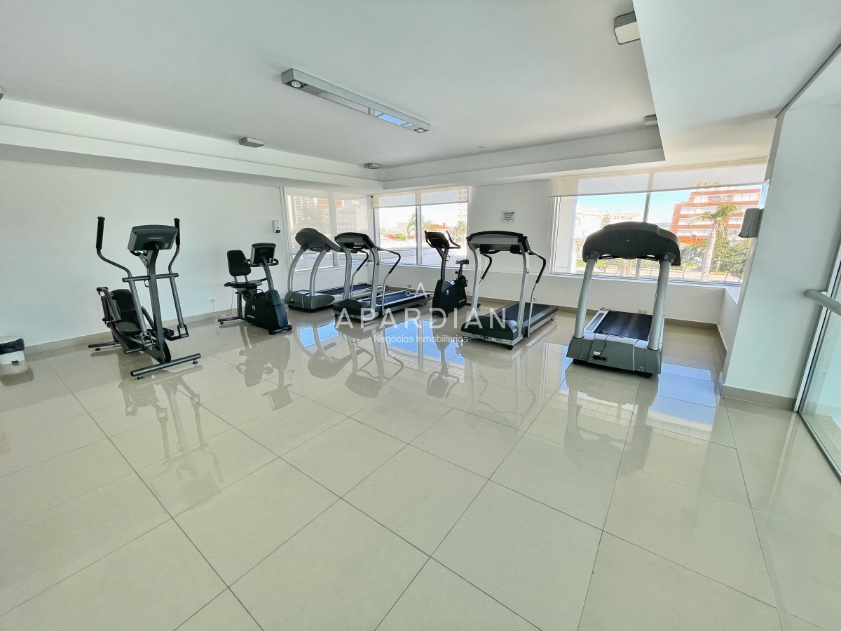 Apartamento ID.21098348 - Amplio apartamento en venta, 3 dormitorios y dependencia, terraza con parrillero cerrada, excelentes amenities, zona Conrad a metros de playa mansa