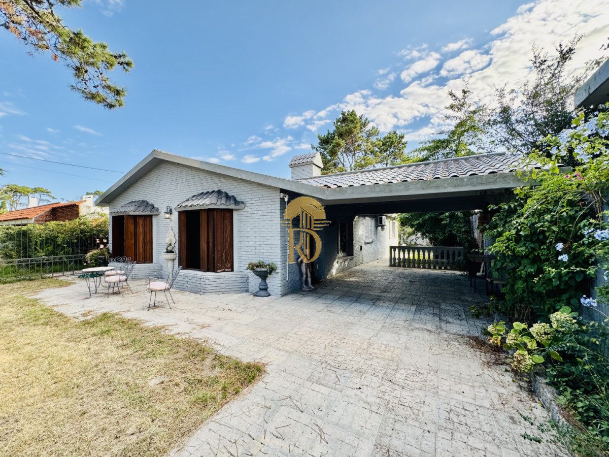 Casa de 4 dormitorios en Playa Mansa -id-798-18
