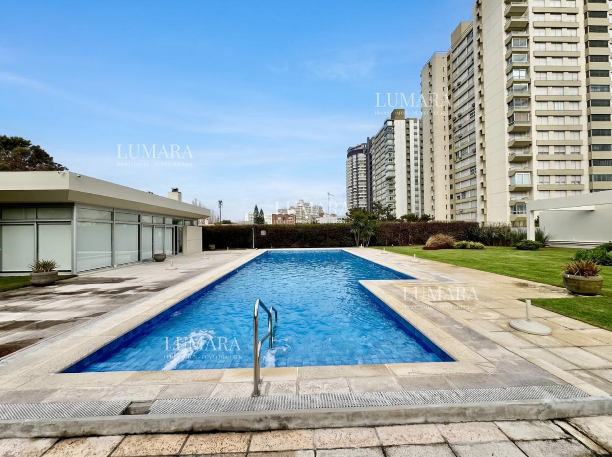 Apartamento ID.3581 - Apartamento en venta en primera línea de la Playa Mansa, Punta del Este — 130 m² con vista al mar