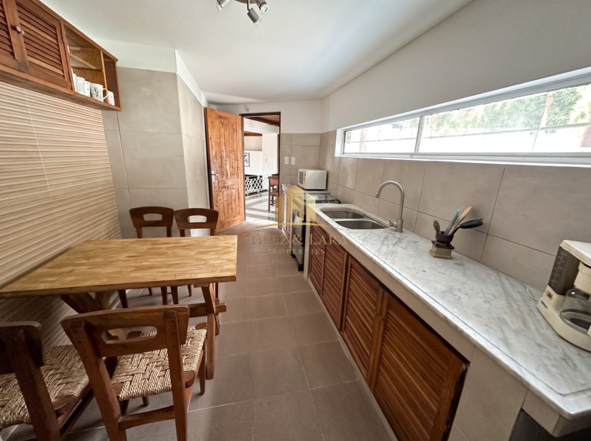 Casa ID.409 - Casa 3 dormitorios en venta, Playa Mansa, a 200 m del mar