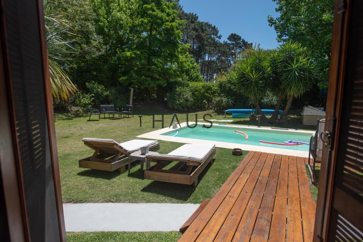 Casa ID.1000 - Muy amplia casa con piscina, parrillero y apartamento anexo.